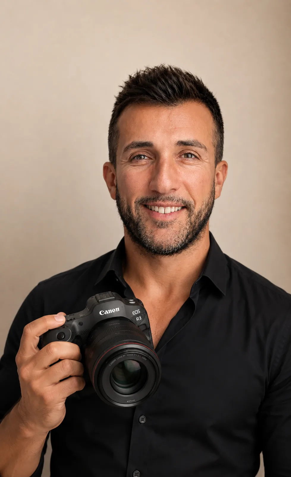 Angel Bena, photographe et vidéaste de mariage, avec son boîtier Canon EOS R3