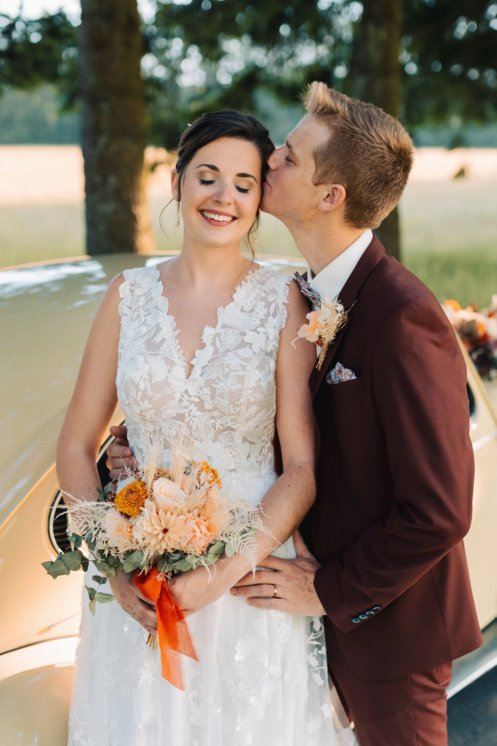 Tendre baiser sur le front, bouquet automnal orange et blanc