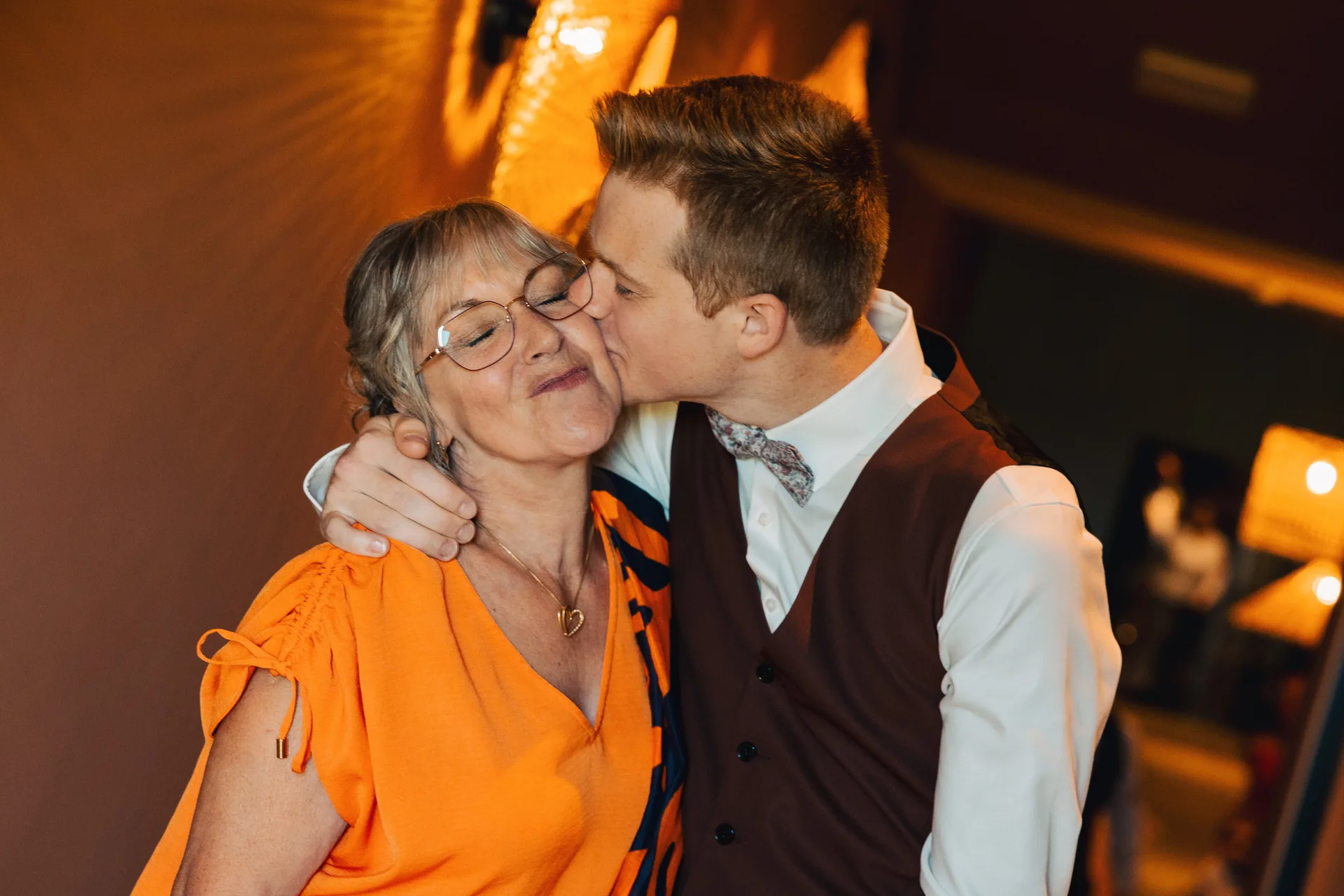 Moment tendre entre le marié et sa mère lors de la réception