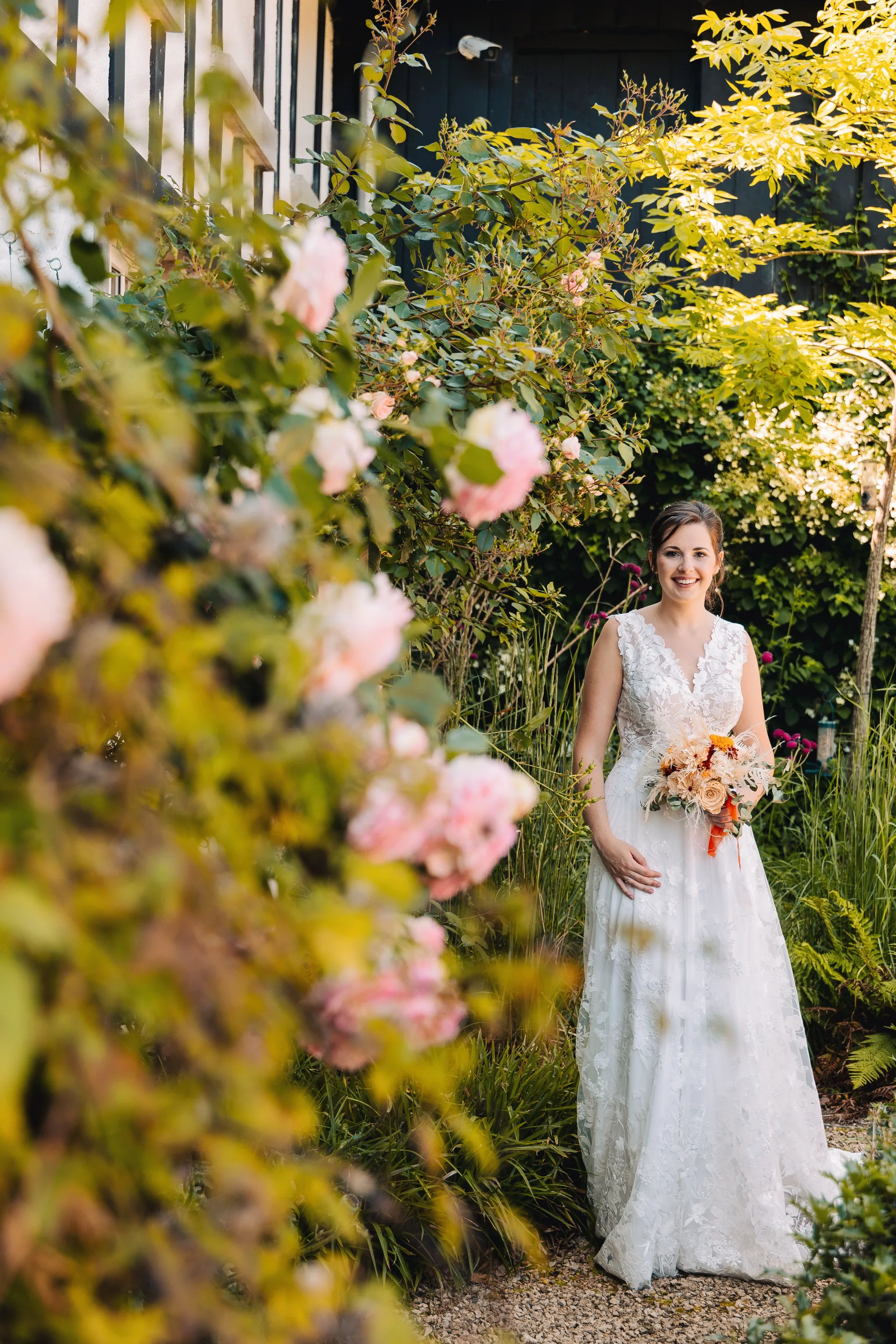 La mariée dans un jardin fleuri, robe de dentelle et bouquet automnal