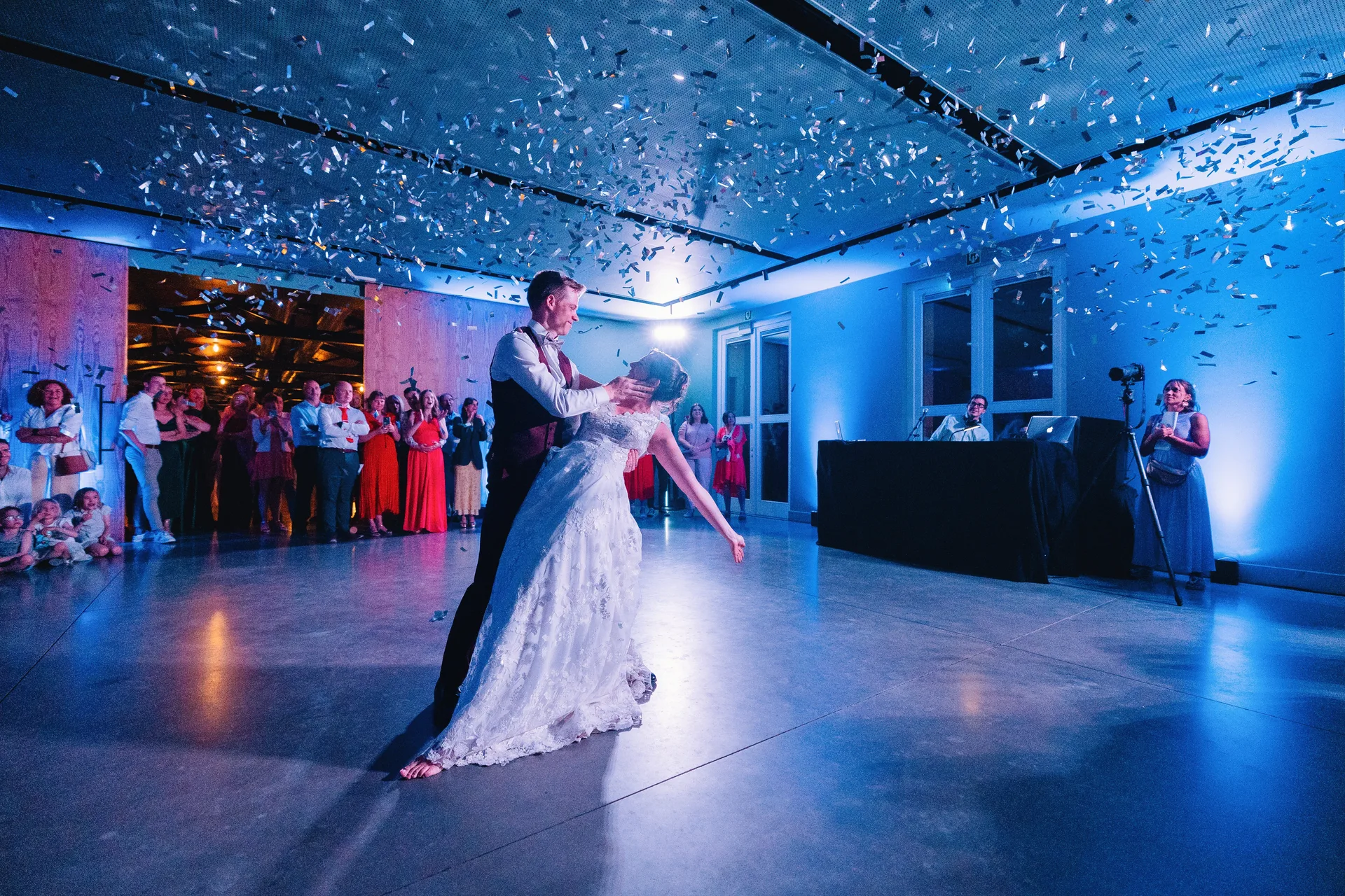 Première danse des mariés sous les confettis