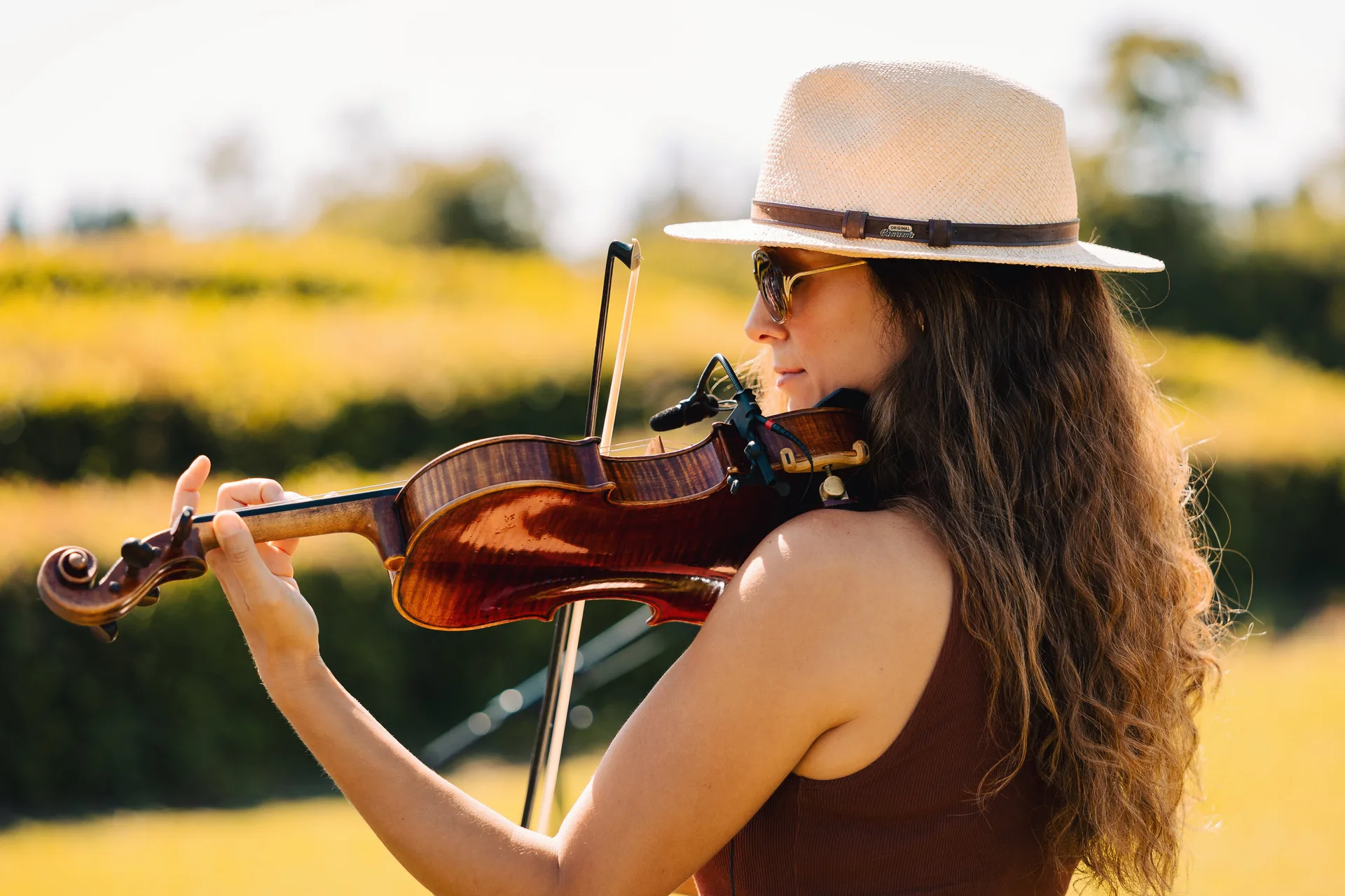 Violoniste jouant en extérieur pendant le cocktail, ambiance champêtre