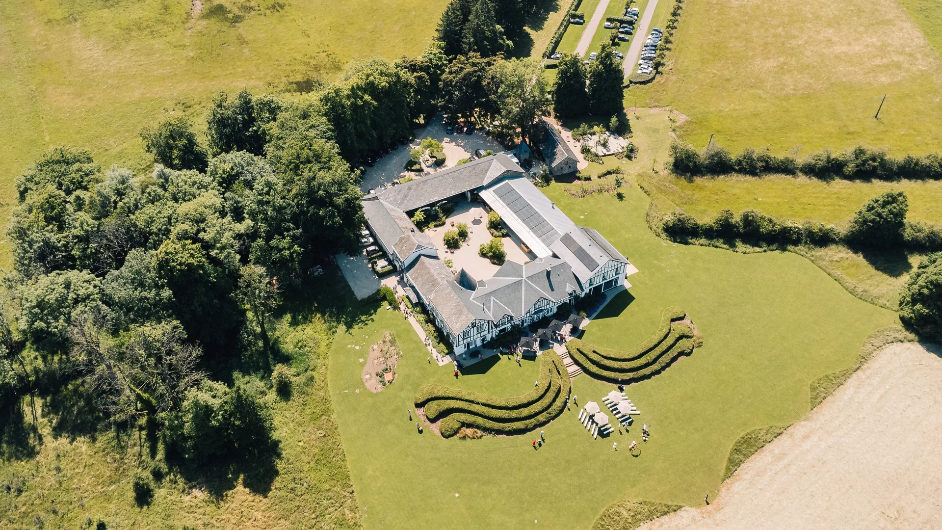 Vue aérienne du Domaine de Bronromme le jour du mariage d'Anouchka et Gautier