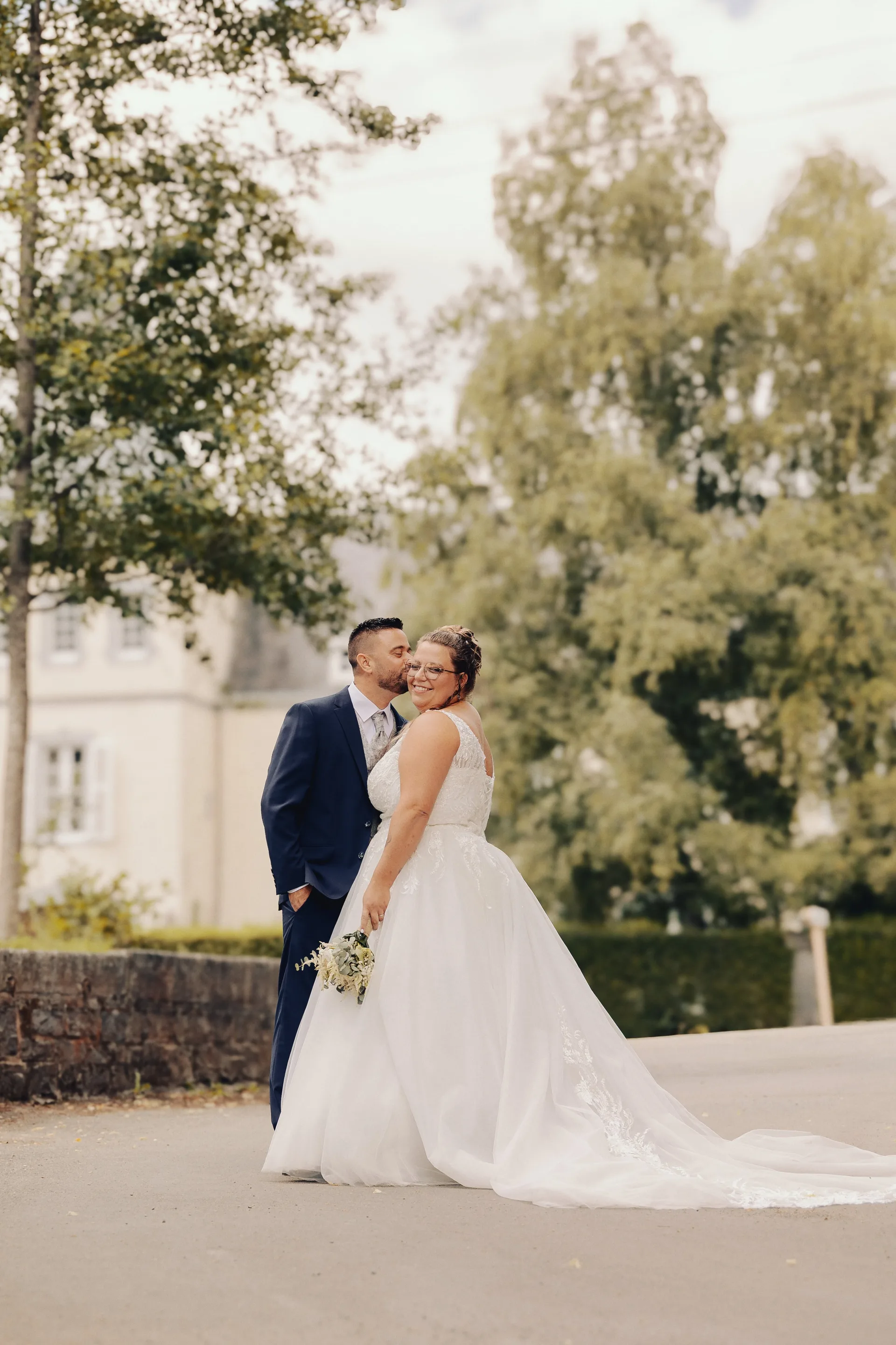 Tendresse entre les mariés en pleine nature