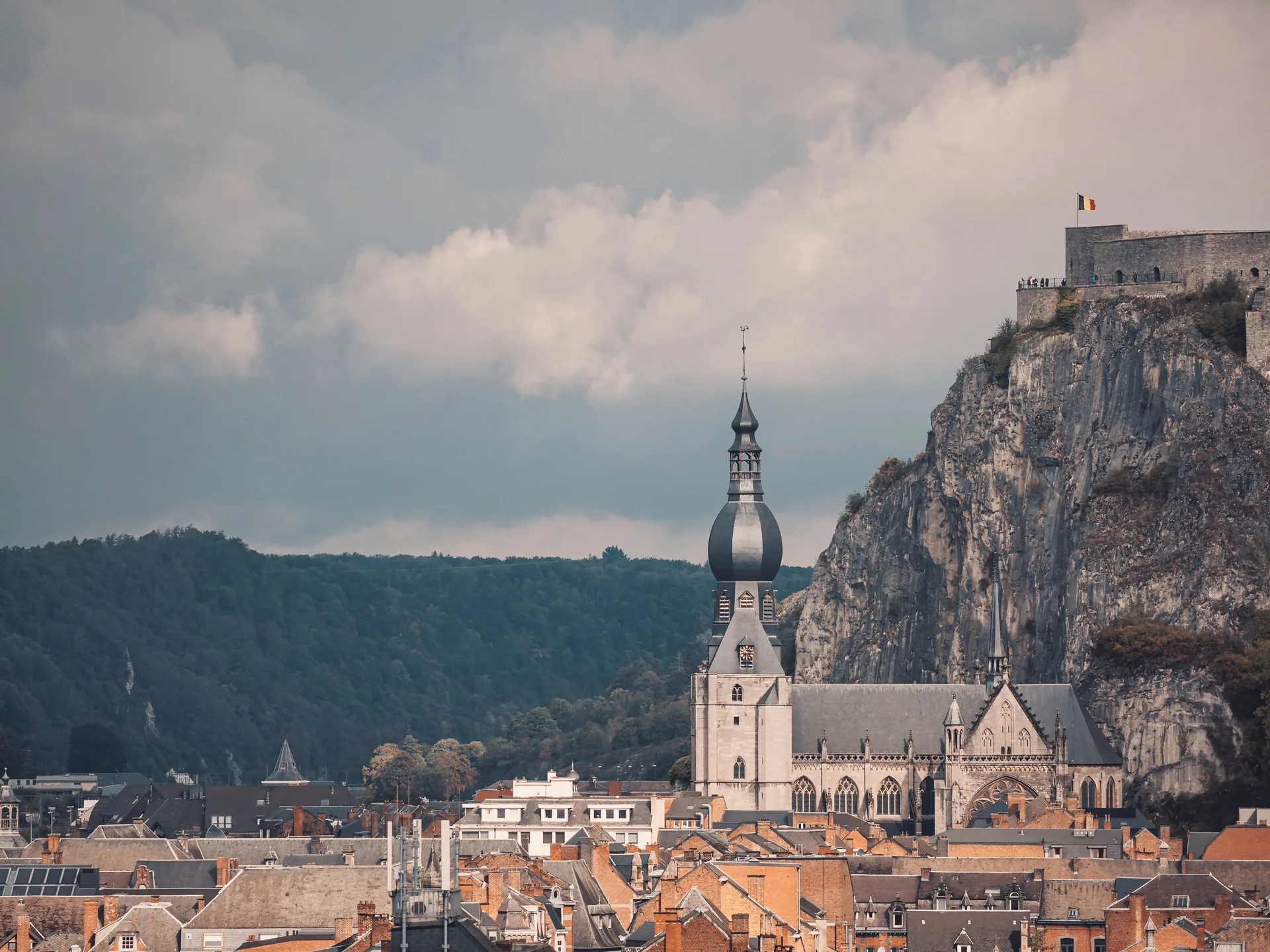 La citadelle et la collégiale de Dinant, décor du mariage civil