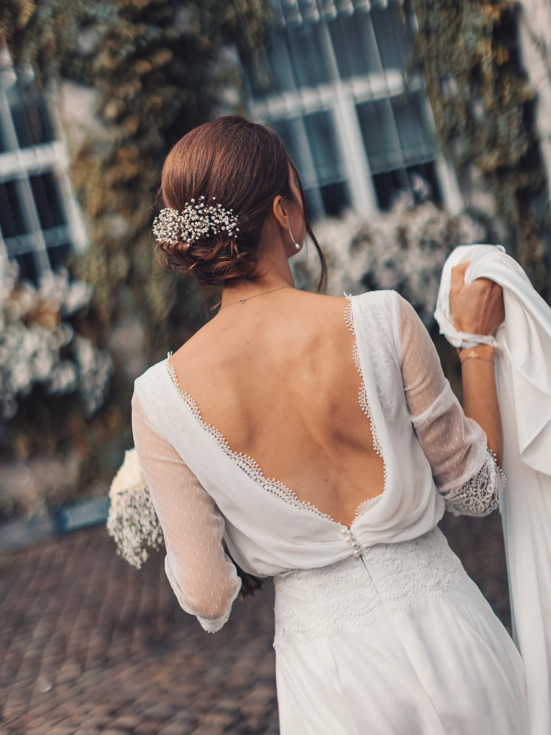 Détail de la robe de mariée en dentelle, dos nu, à Dinant