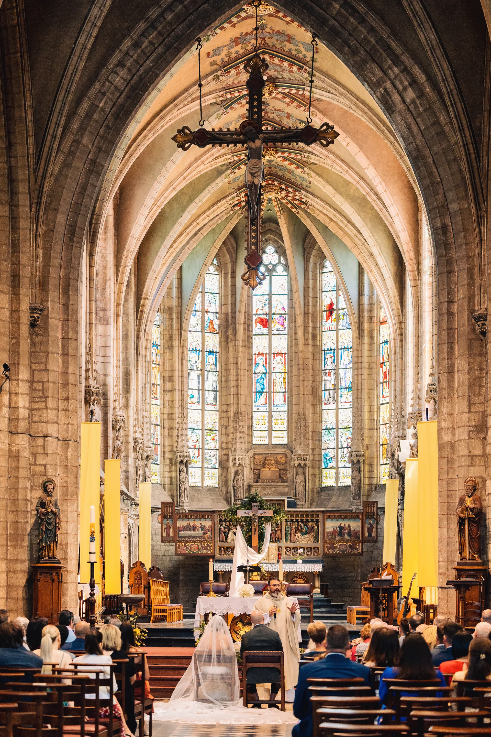 Cérémonie religieuse dans la nef d'une église gothique