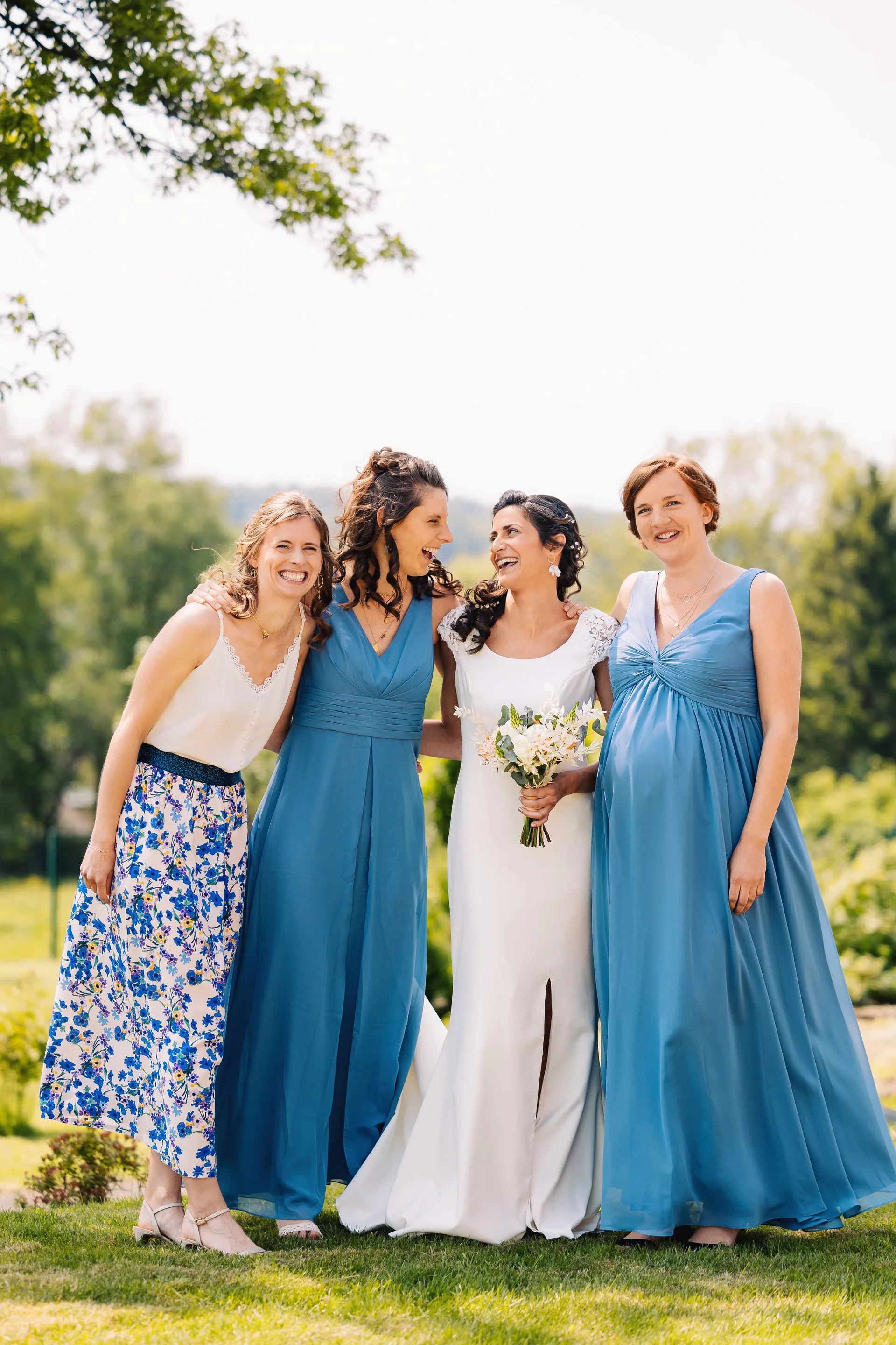 La mariée entourée de ses témoins, fous rires avant la cérémonie