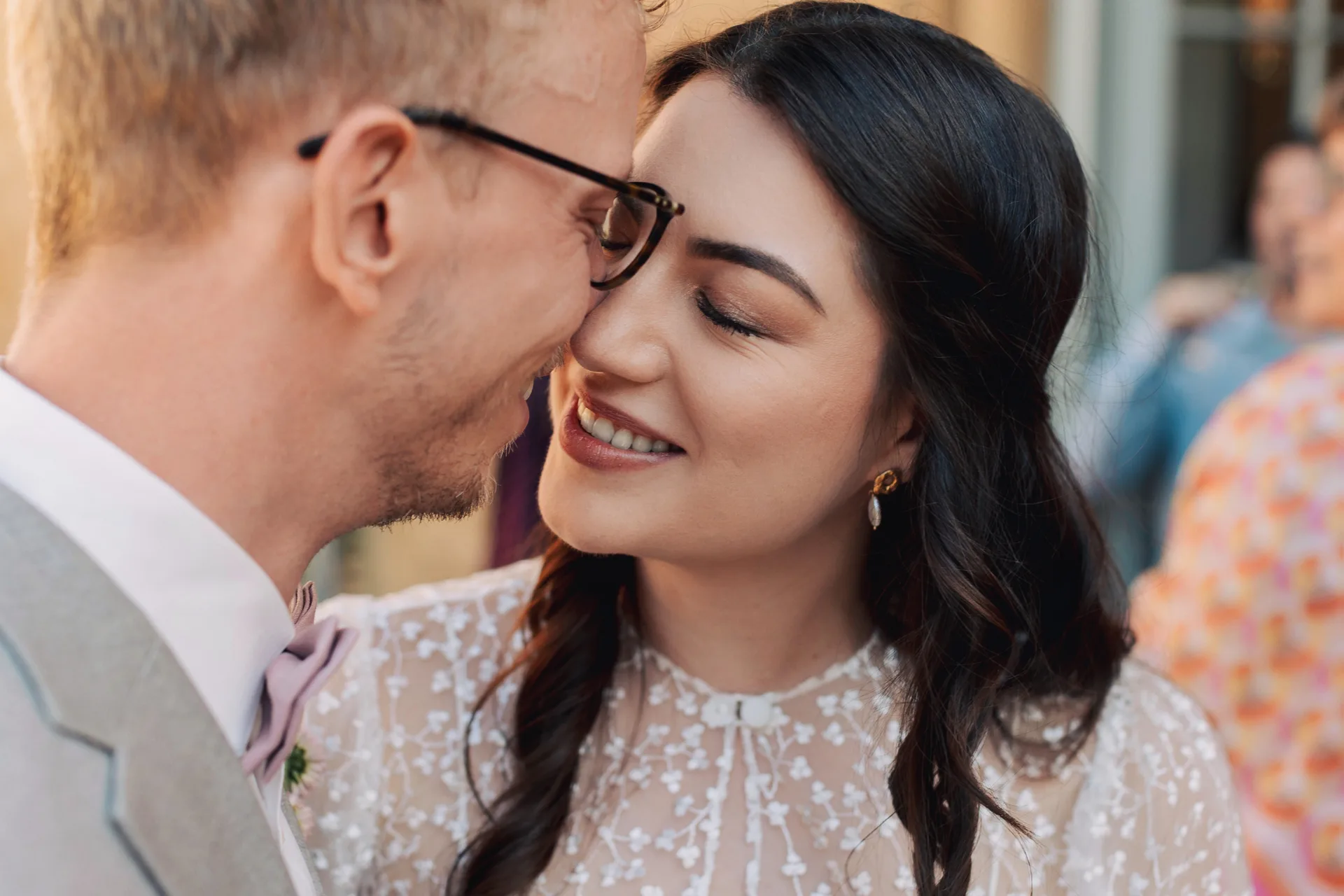 Les mariés front contre front, robe en dentelle transparente