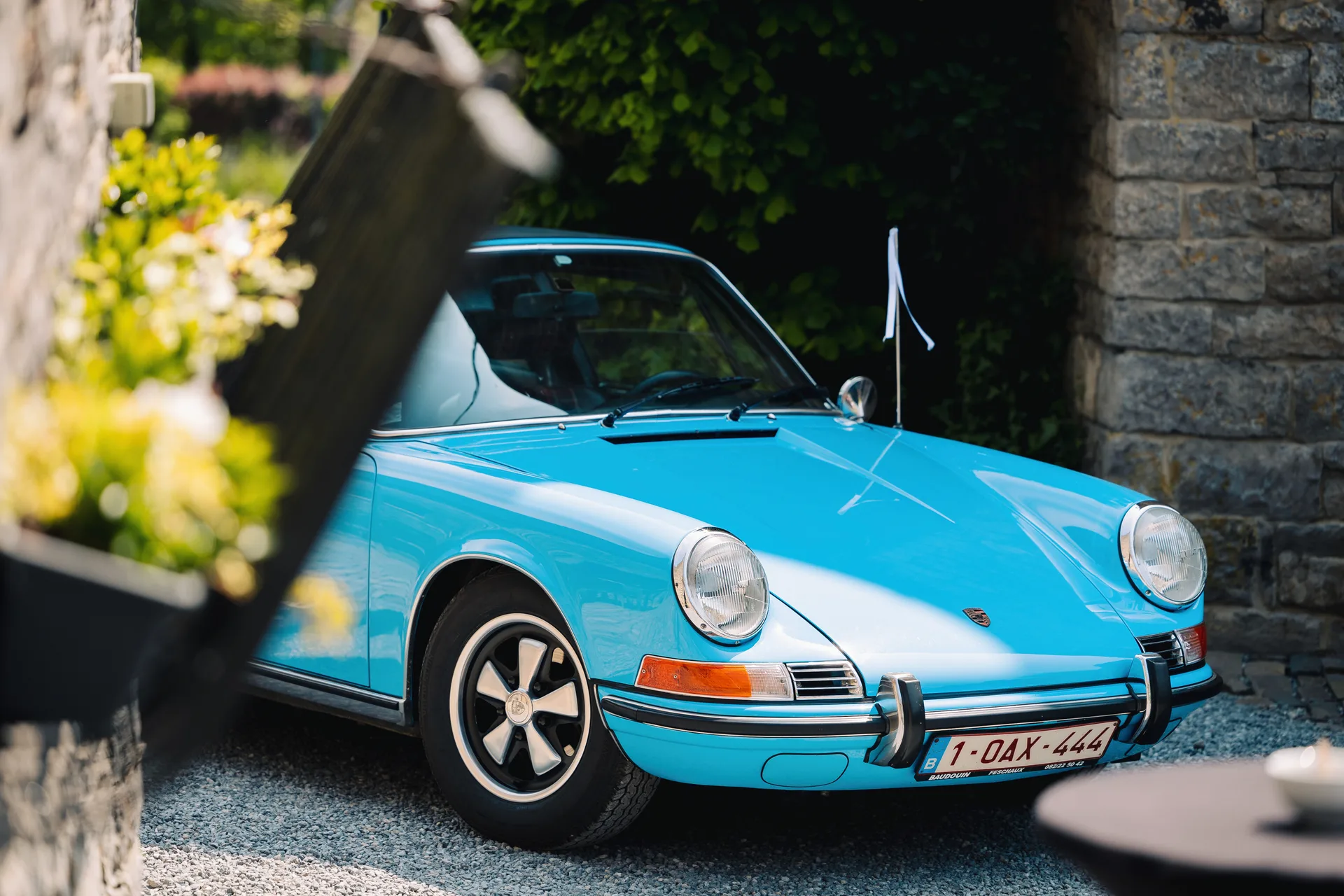 Voiture Porsche vintage garée devant le lieu de réception