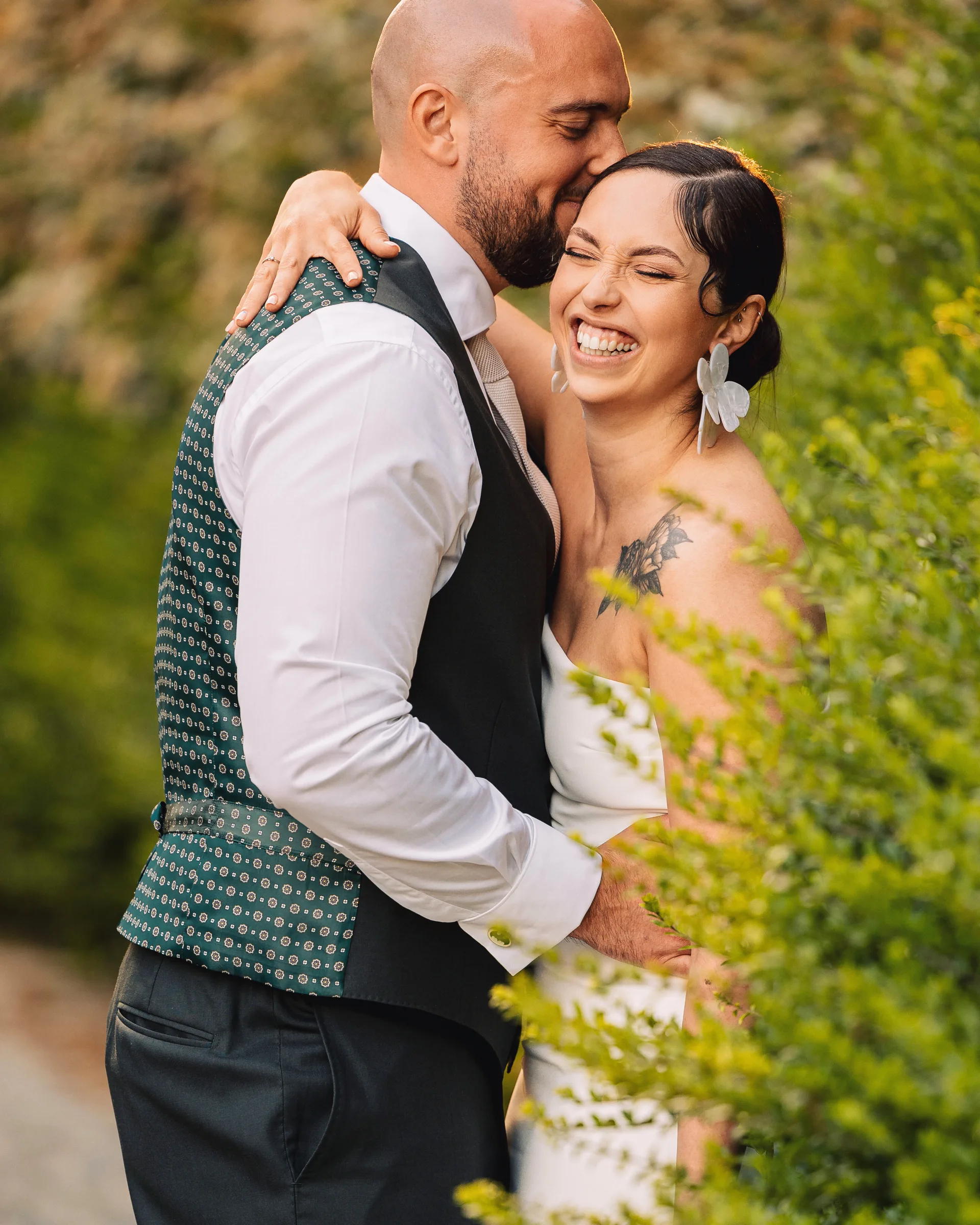 Portrait de profil de la mariée, bijoux et tatouage d'épaule