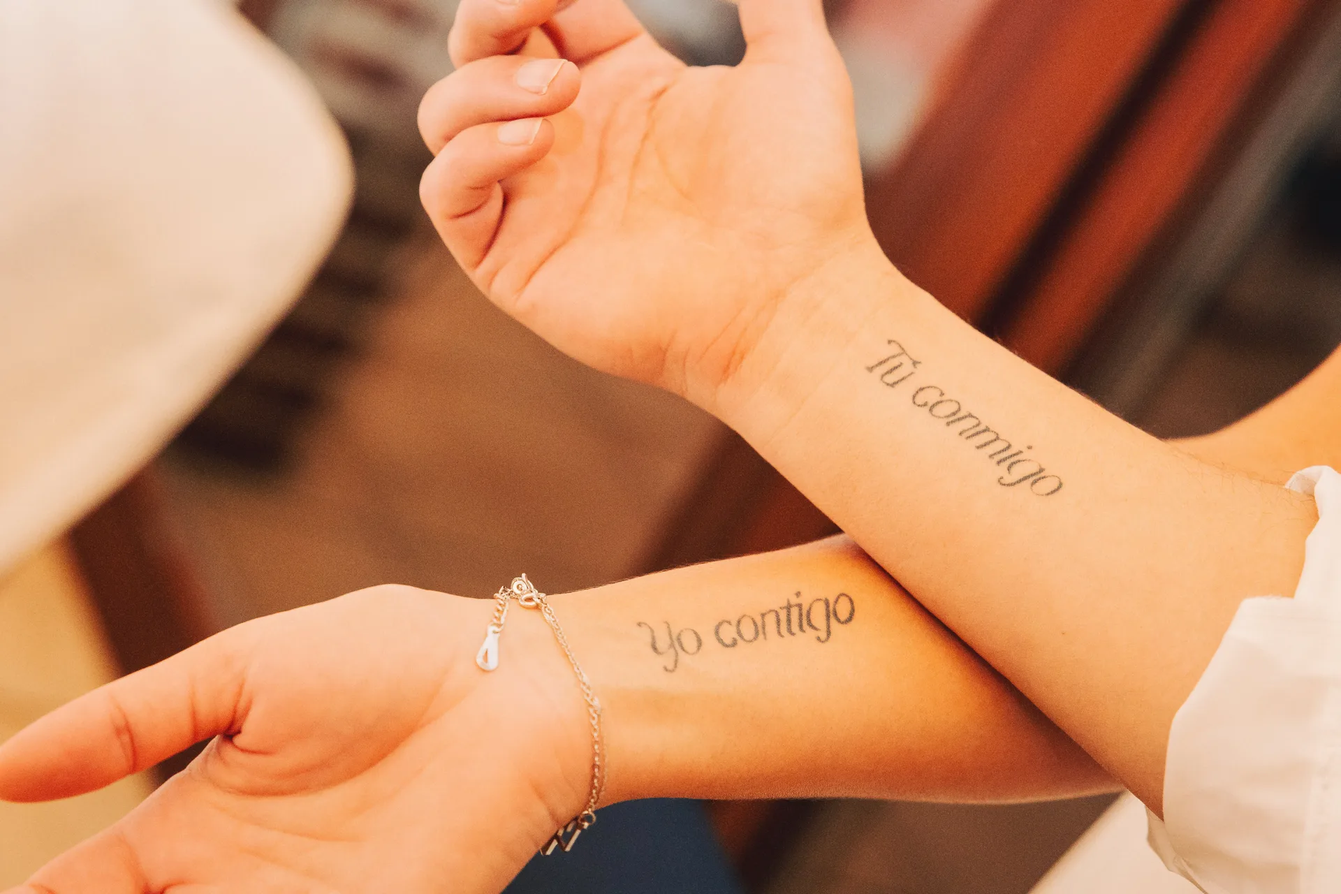 Tatouages assortis des mariés au poignet — « Tú conmigo, yo contigo »
